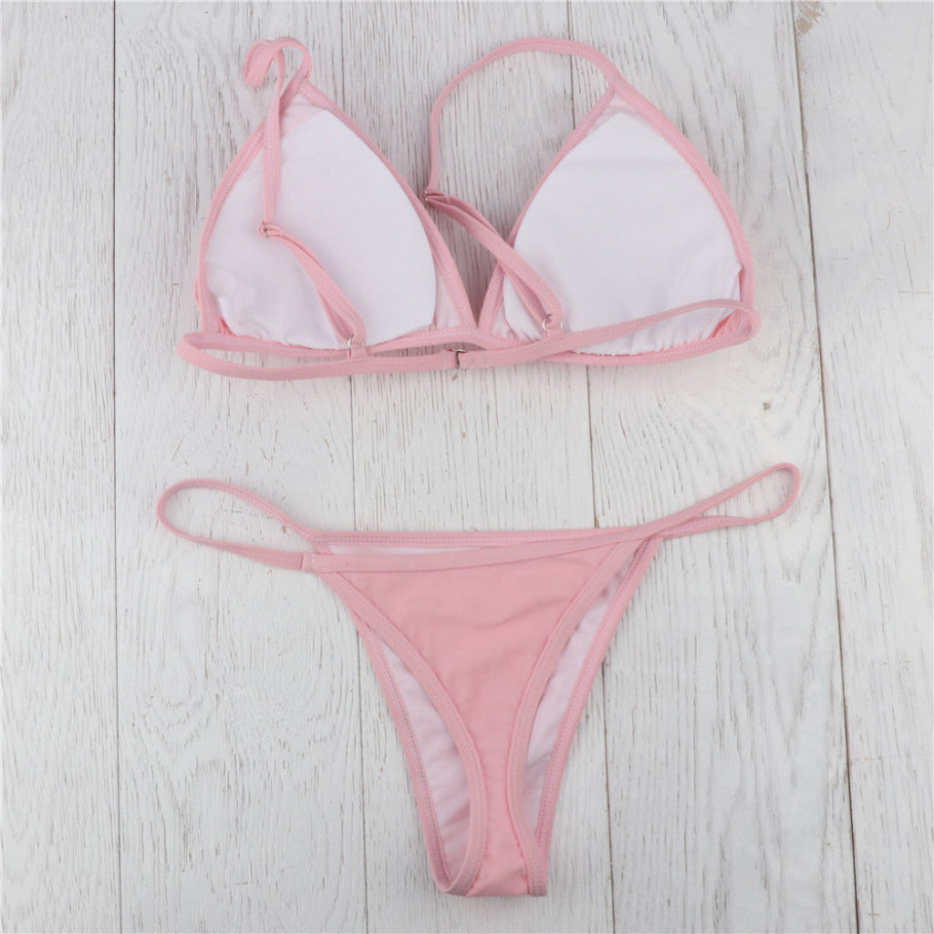 Stilren bikini med string-underdel – Tidlös design för pool & strand