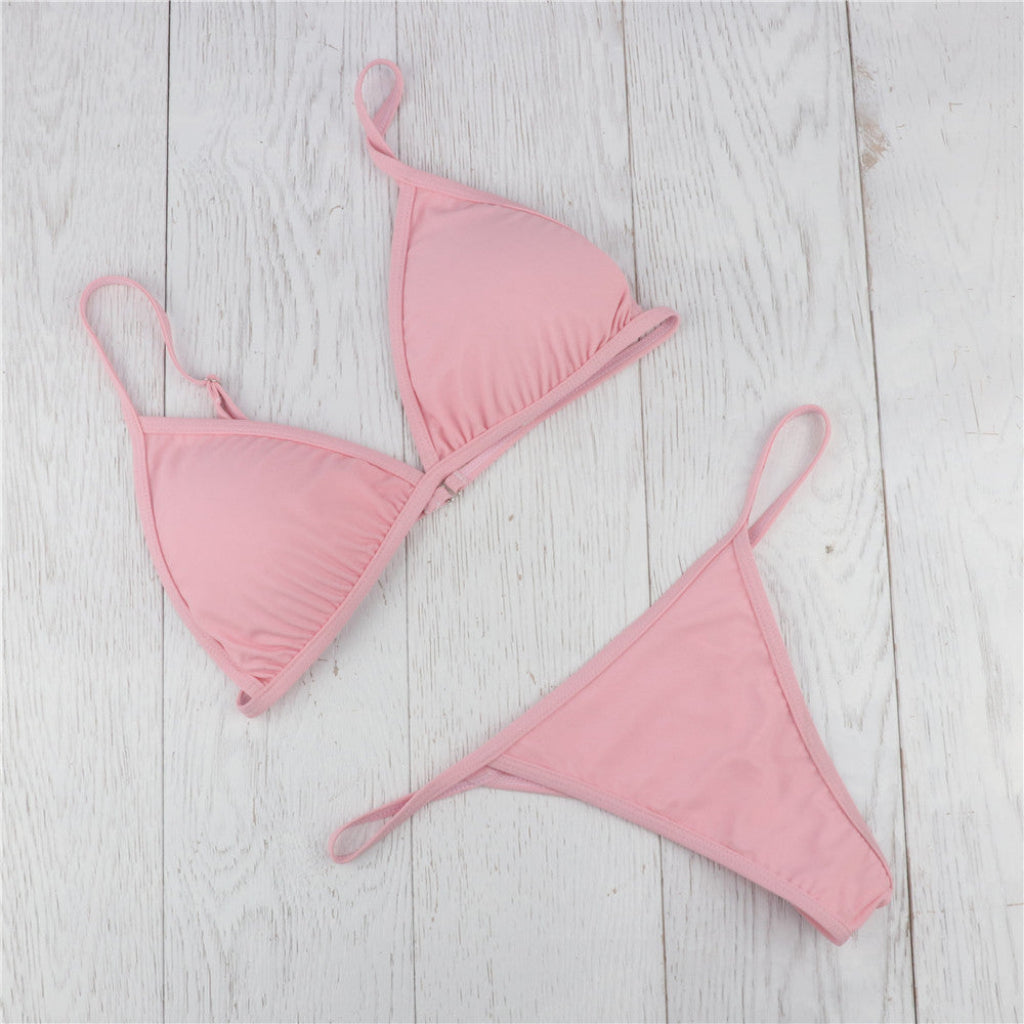 Stilren bikini med string-underdel – Tidlös design för pool & strand