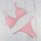 Stilren bikini med string-underdel – Tidlös design för pool & strand