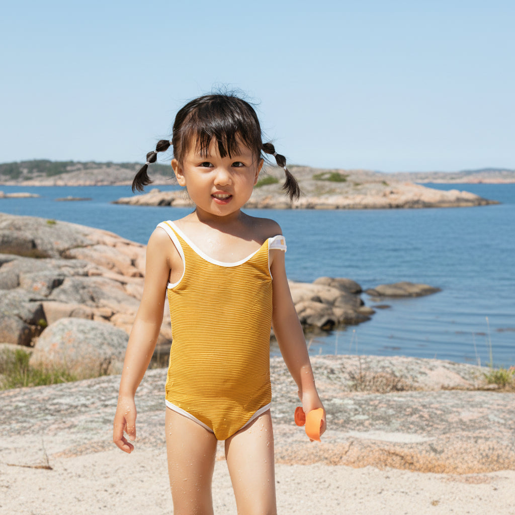 Ribbstickad baddräkt för flickor – Bekväm design för pool & hav